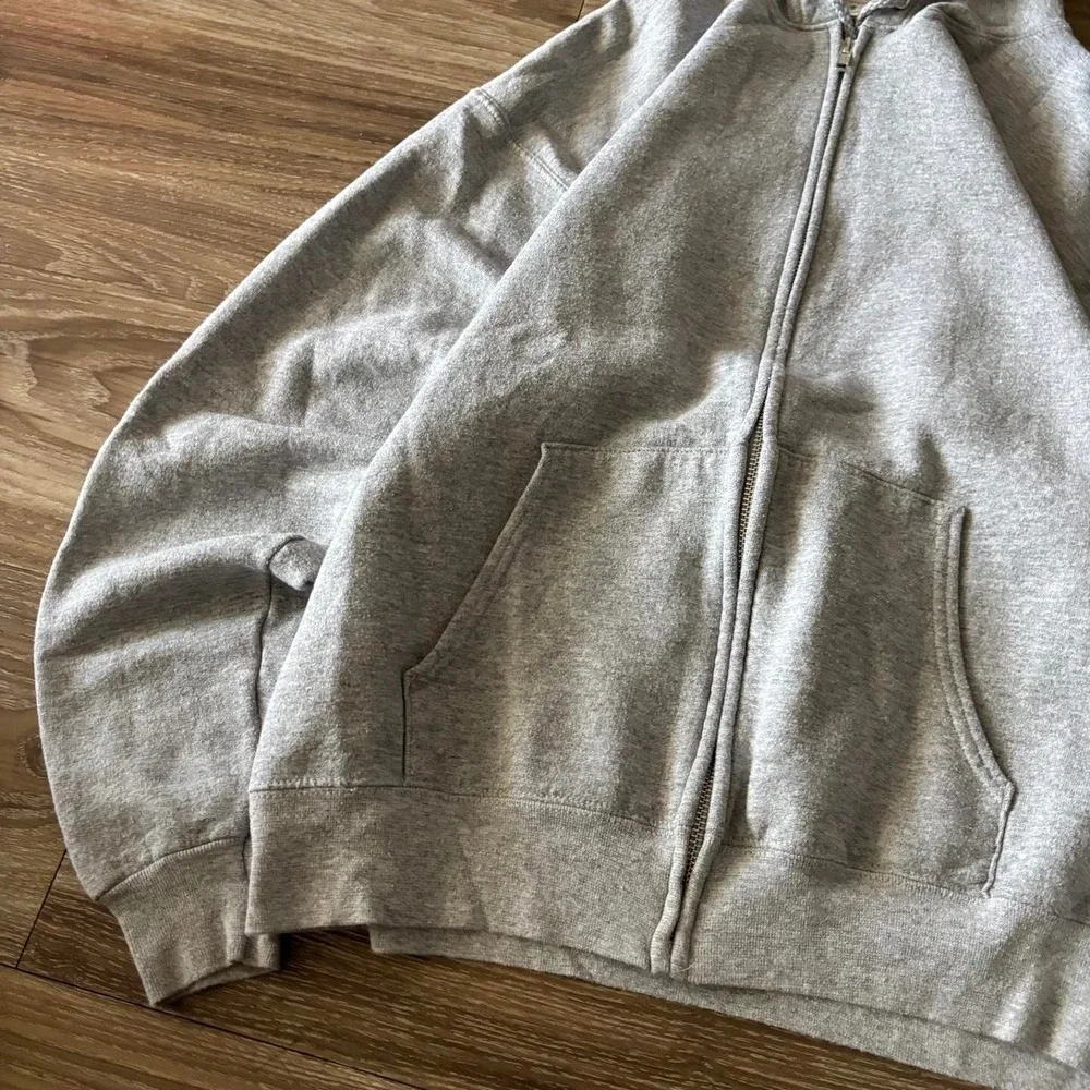 Vintage Y2K/2000s Grey Blank Russell Style Essential Zip Up Hoodie!